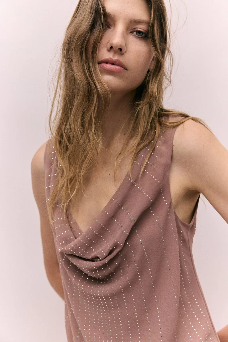 اتش اند ام بلوزة شيفون مزينة بأحجار راين لامعة